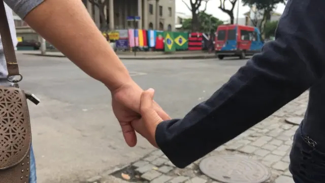 Gabriela e o filho Pedro (nomes fictícios) no Centro do Rio