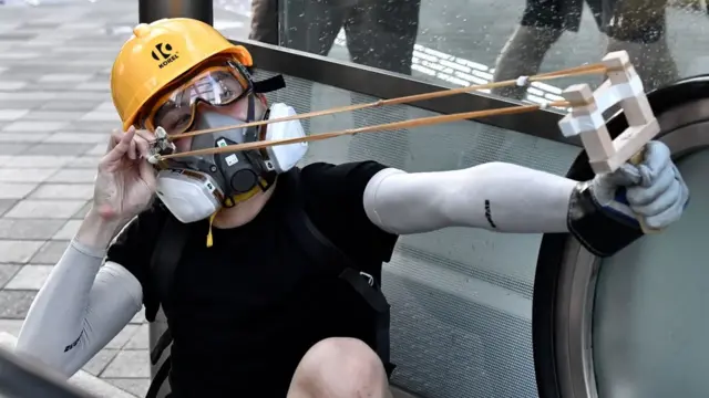 部分示威者也用自制武器攻击警察