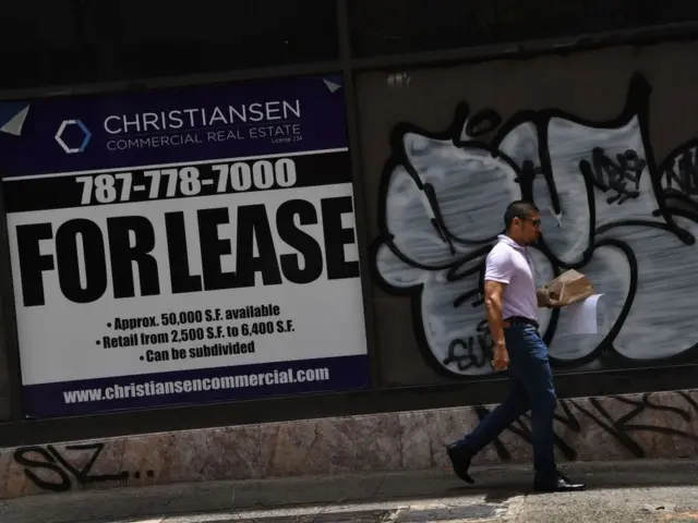 Un hombre camina por una calle en San Juan, Puerto Rico, en el 2017. La pared está pintada con grafitti