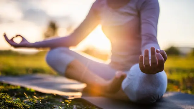 mulher meditando