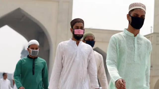 বায়তুল মোকাররমে অনেককেই মুখোশ পরে মসজিদে আসতে দেখা যায়