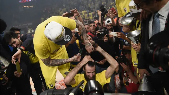 Fenerbahçeli Pero Antic, Datome'nin saçlarını kesiyor.