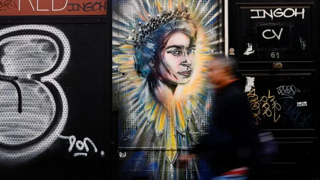 Un piéton passe devant une fresque murale en hommage à la reine Elizabeth de Grande-Bretagne, après le décès de la reine, à Londres, en Grande-Bretagne, le 17 septembre 2022.