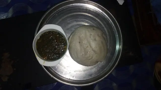 Le plat préféré des Tchadiens, la boule, fait généralement à base de sorgho, de gombo séché et de poisson.