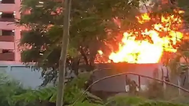 د پېښې ځای کې د اور لمبې لیدل شوې