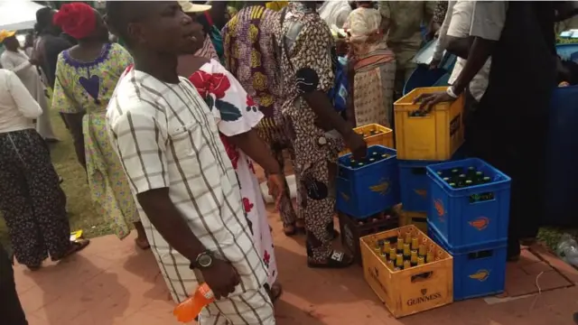 Awọn eeyan to n sajọyọ nile Dapọ Abiọdun