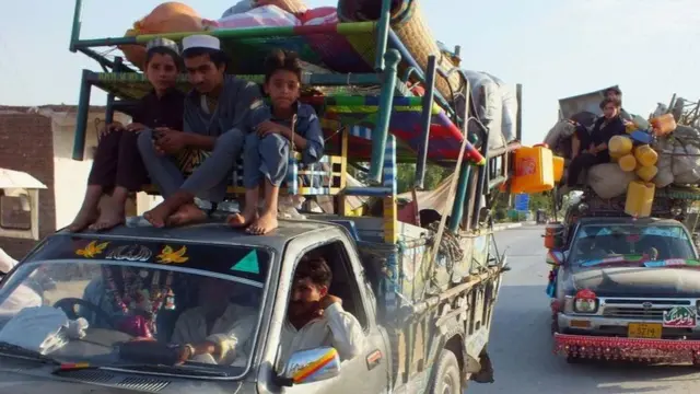 ২০১৪ সালে পাকিস্তান সেনাবাহিনী টিটিপির বিরুদ্ধে উপজাতীয় এলাকায় সামরিক অভিযান শুরুর পর ঘর-বাড়ি ছেড়ে পালাচ্ছে স্থানীয় লোকজন