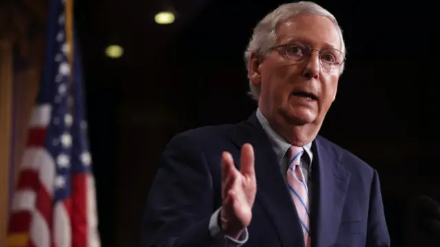 Le leader de la majorité au Sénat Mitch McConnell (R-KY) s'entretient avec les journalistes après que le Sénat ait voté la confirmation du candidat à la Cour suprême, le juge Brett Kavanaugh, au Capitole américain le 6 octobre 2018 à Washington, DC. Le Sénat a voté 50-48 pour confirmer Kavanaugh en remplacement du juge associé retraité Anthony Kennedy.