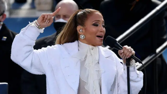 Jennifer López cantando durante la ceremonia de investidura de Joe Biden