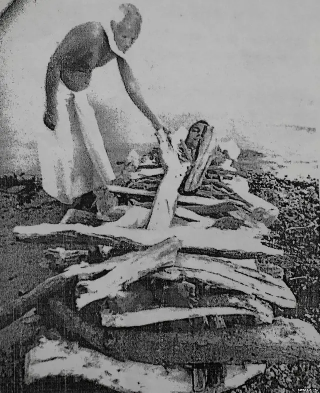 तस्वीर में नीरज मोदी के साथ पिता राजाराम मोदी भी दिखाई दे रहे हैं.