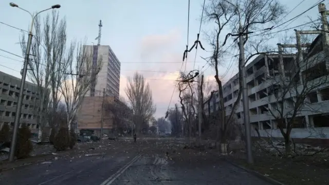 Rua quase desertaroleta de gramaMariupol