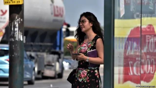 सड़क पर चलती एक महिला