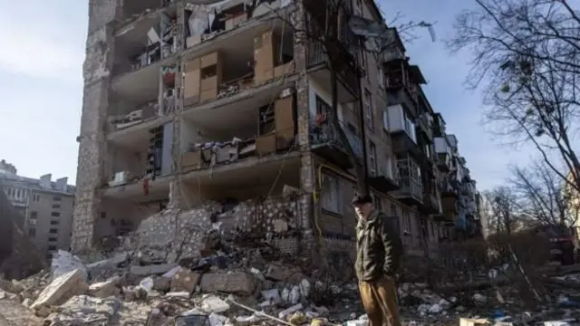 बमबारी का शिकार राजधानी कीएव की इमारतें