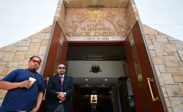 Personal de seguridad a la puerta de un templo de La Luz del Mundo en Los Ángeles el 5 de junio de 2019.