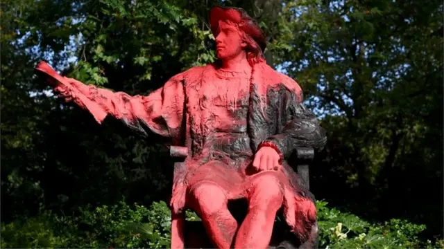 在倫敦的哥倫布雕像被人潑油漆