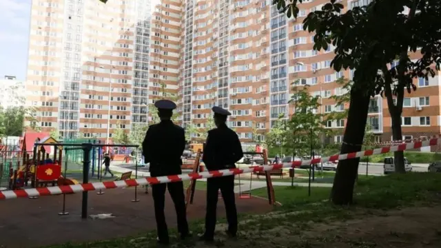 Profsoyuznaya küçəsində çoxmərtəbəli binanın yanında polis əməkdaşları