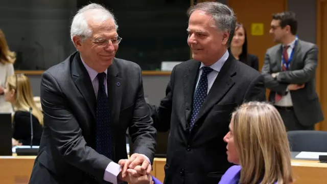 جوزپ بورل (ایستاده در چپ)کسی است که اگر در پارلمان تایید شود جانشین فدریکا موگرینی (نشسته در راست) خواهد شد