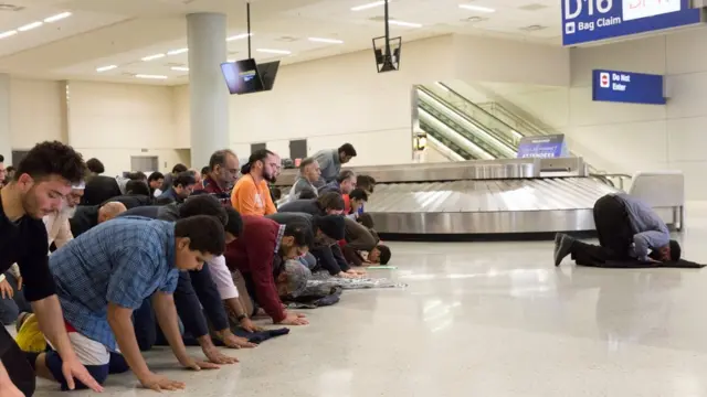 Dallas Havaalani'nda Müslümanlar Trump'ın kararını protesto için toplandı