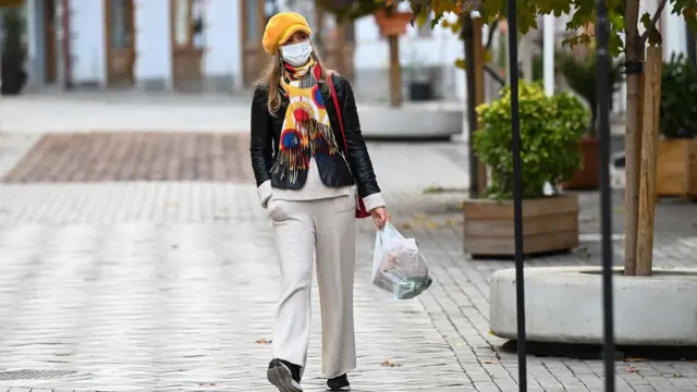 Женщина в маске на пешеходной улице в Тбилиси 1 декабря 2020 года