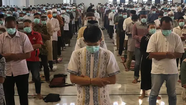 Indonesia muslim wearing face mask amid concerns over the Covid-19 during friday prayers at Al Akbar Mosque in Surabaya, East Java
