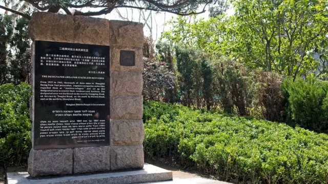 Sebuah prasasti di Taman Houshan menjelaskan bahwa lebih dari 15.000 Yahudi tinggal di wilayah sekitar pada awal 1940-an.