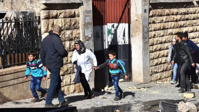 صورة أم تصحب طفليها من المدرسة