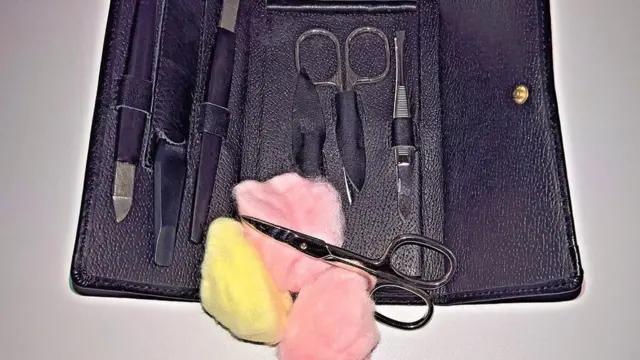 Tools wey dem dey use do nails.