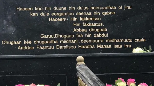 Siidaa bakka owwaalchaa eebbifameerratti jaalallee isaa ijoollummaafi haati ijoollee isaa sadii waan barreessiten 'Haceen hin duune' jetteetti