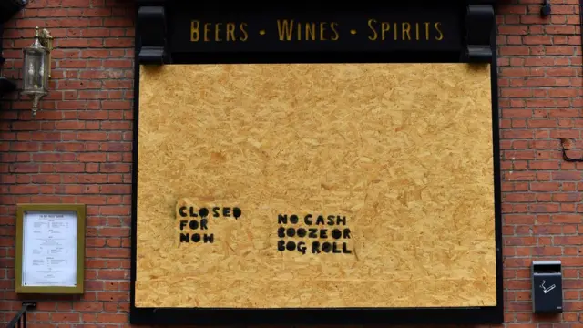 "Временно закрыто. Ни денег, ни выпивки, ни туалетной бумаги". Заколоченное заведение в Манчестере