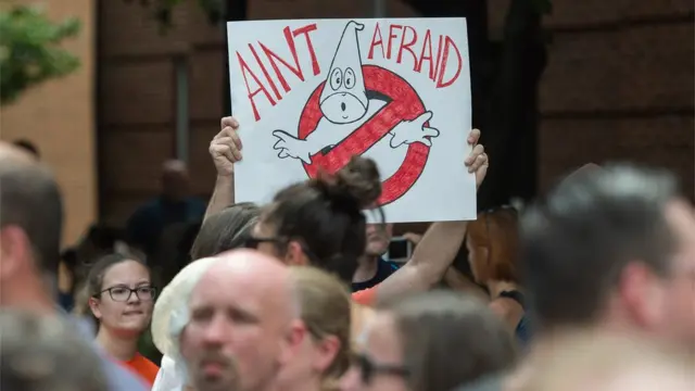 Cartaz contra a Ku Klux Klan