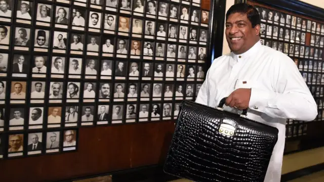 Sri Lankan Finance Minister Ravi Karunanayake arrives at parliament to present a supplementary budget to parliament, marking the second economic policy statement of the new government which came to power earlier in the month, in Colombo on November 10, 2016.