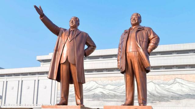 朝鲜第一代领导人金日成和第二代领导人金正日的雕像