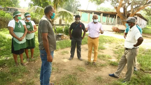 ස්ථානය පරීක්ෂා කරමින්