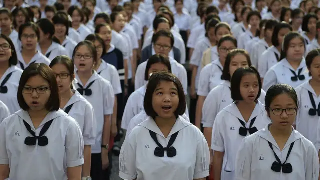 นักเรียนเข้าแถวเคารพธงชาติ