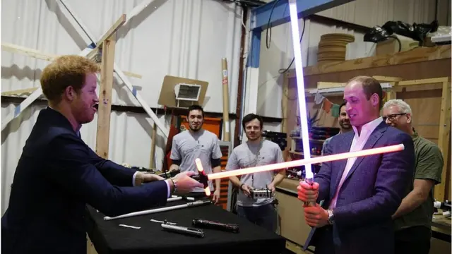 Принцы Гарри и Уильям сразились на световых мечах во время посещения съемочной площадки фильма "Звездные войны".