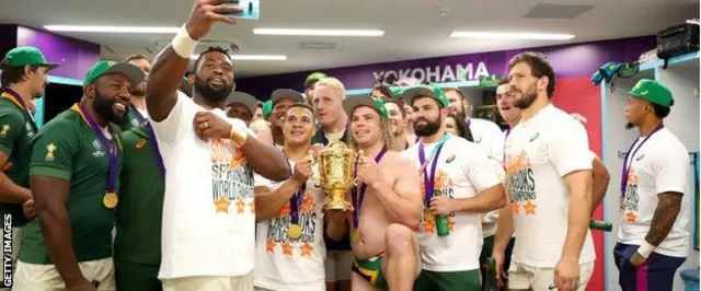 Kapiteni Siya Kolisi afata 'selfie' na bagenzi be