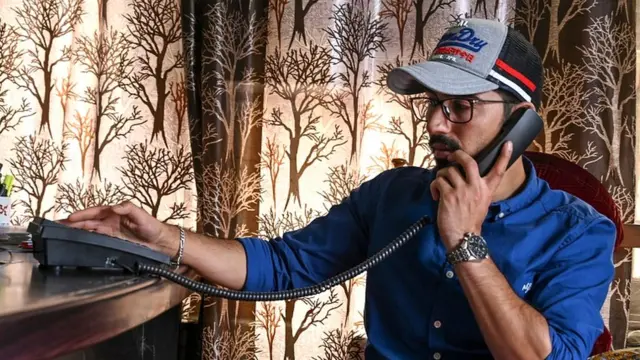 कश्मीरमा फोनमा कुरा गर्दै एक पुरुष