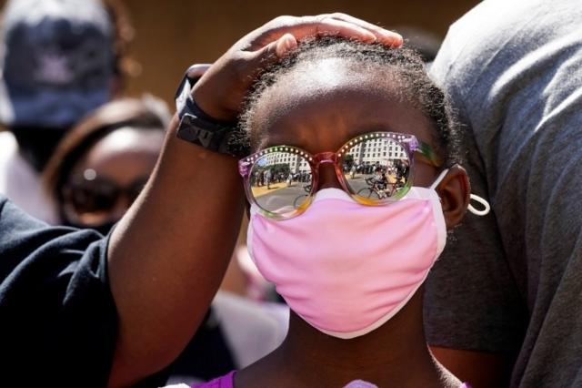 Участники демонстраций совершили общий молебен