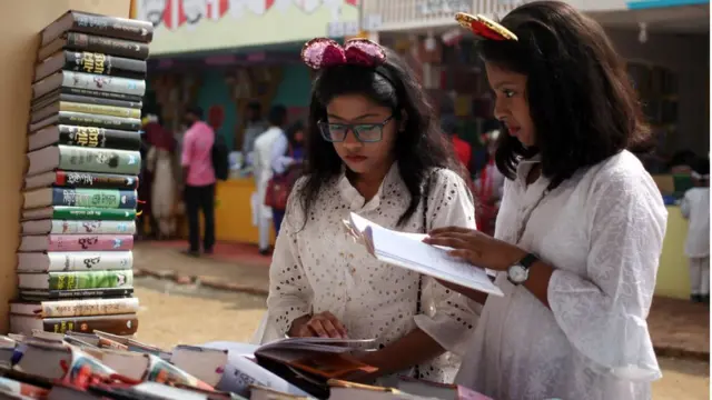 ঢাকার একুশে বই মেলায় দু'জন শিশু বই দেখছে, ২১-০২-২০২০।