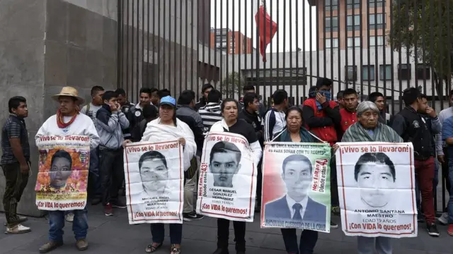 Una protesta por los desaparecidos de Ayotzinapa