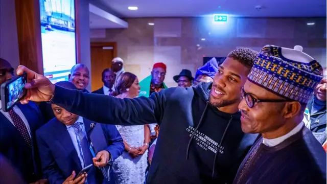 Anthony Joshua akipiga picha ya selfie na Muhammadu Buhari