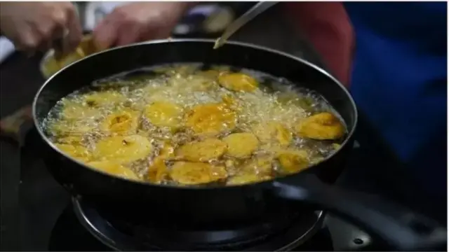 ইন্দোনেশিয়া পাম অয়েল রপ্তানি বন্ধ ঘোষণা করার পর থেকেই বাংলাদেশের তেলের বাজার অস্থির হয়েছে