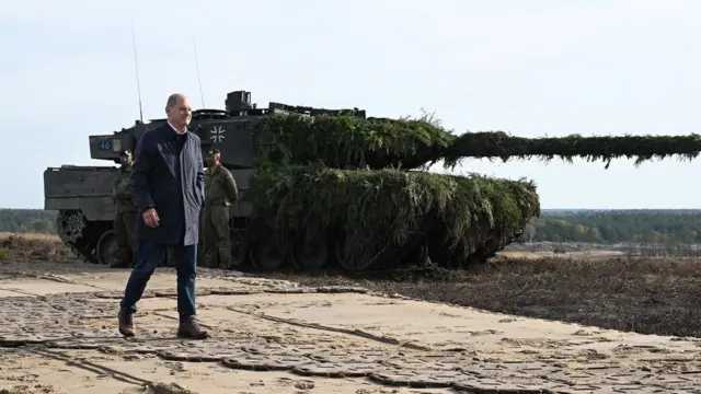 اولاف شولتس، صدراعظم آلمان در کنار تانک لئوپارد ۲