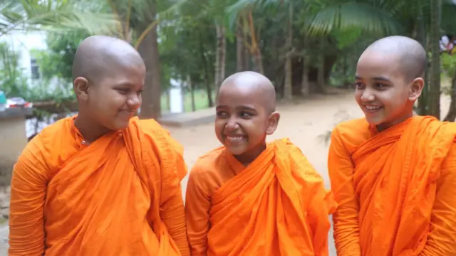 සාමනේර භික්ෂුණීන් වහන්සේ