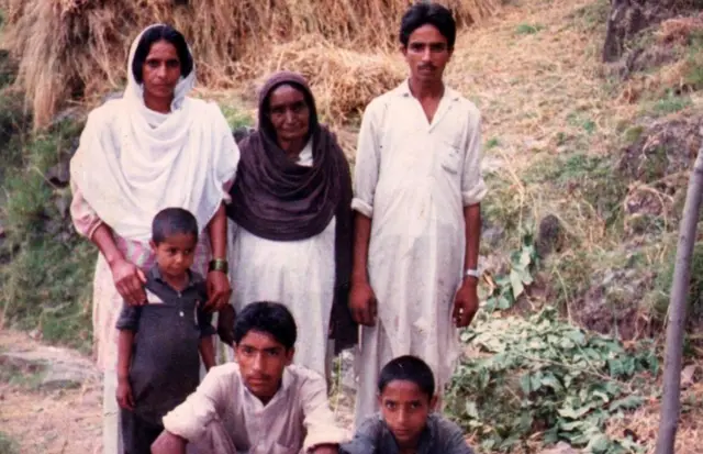 बसंत कौर (बीच में) अपने परिवार के साथ