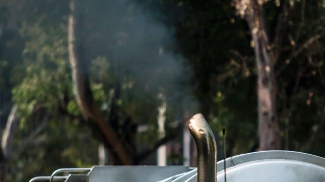 Caño de escape de un camión diesel que libera hollín