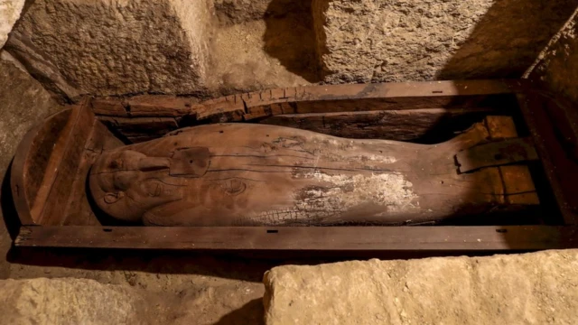 د اسمان د خدای "حورس" لرګین تابوت، د هغه د زامنو ایزیس او اوزیریس تابوتونه