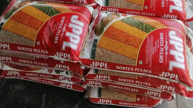 बरामद गरिएका दालका बोरा