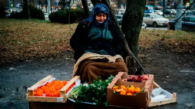 মস্কোতে একজন 'বাবুশকা' ফল-সবজি বিক্রি করছেন, ২০-০১-২০২০।