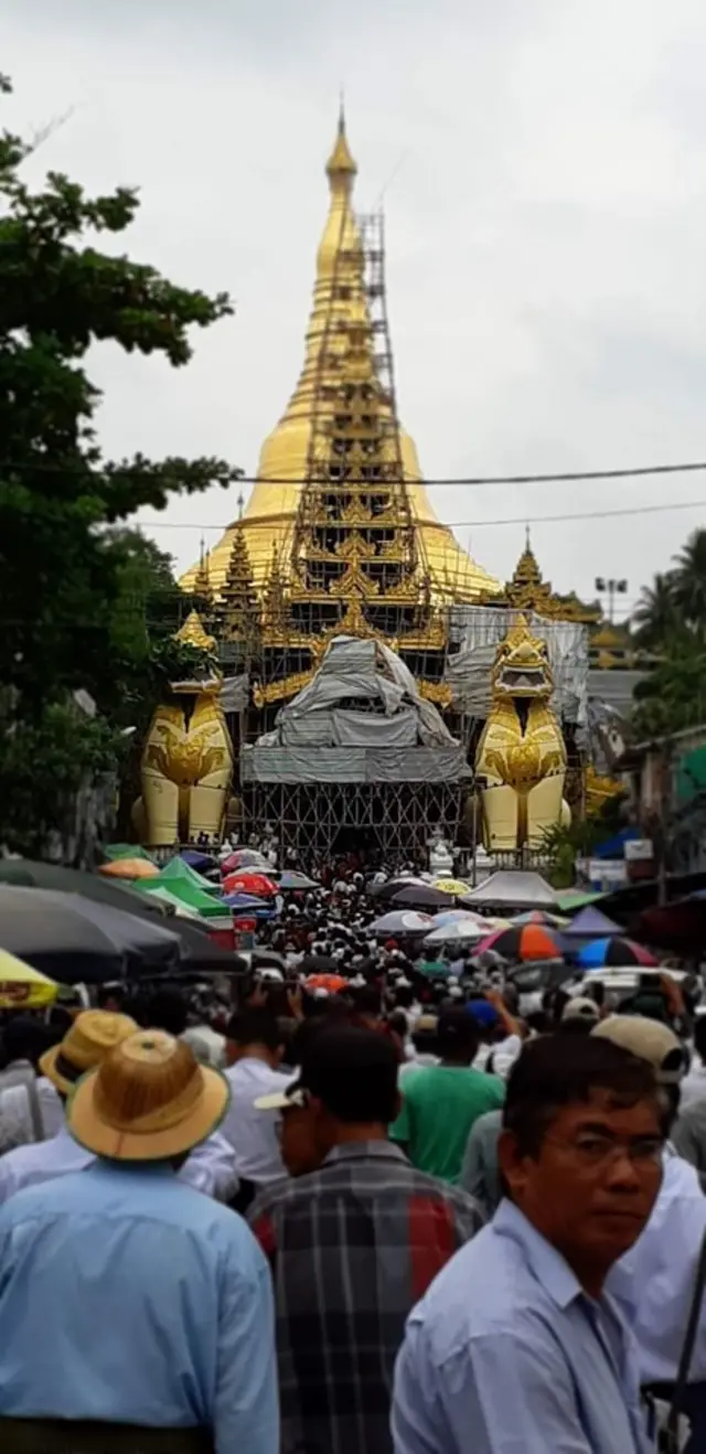 ရွှေတိဂုံဘုရားပေါ် တက်ကာ ဦးဝီရသူကို ဆုတောင်းမေတ္တာပို့သခဲ့ကြပါတယ်။